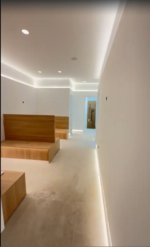 Interior de clínica con iluminación integrada en el techo